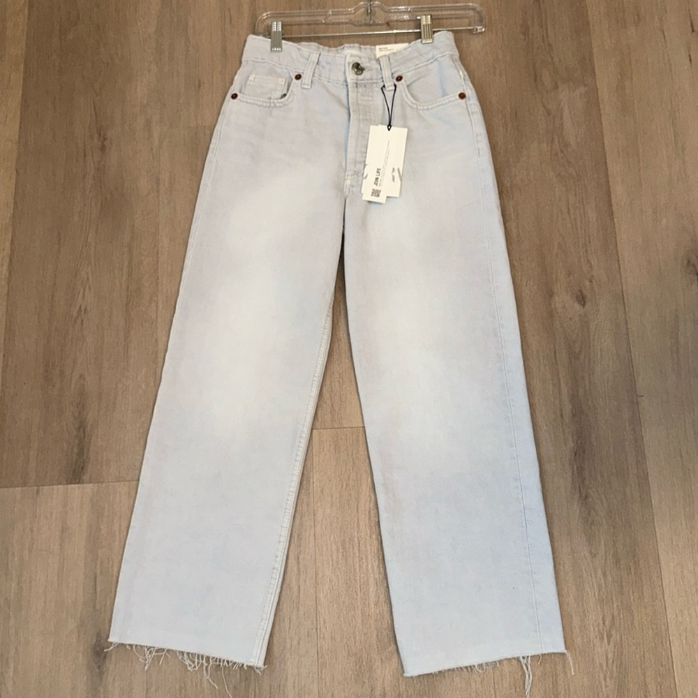 ZARA the Grunge Pant. Mid rise ankle, light wash jean. Size 0 NWT